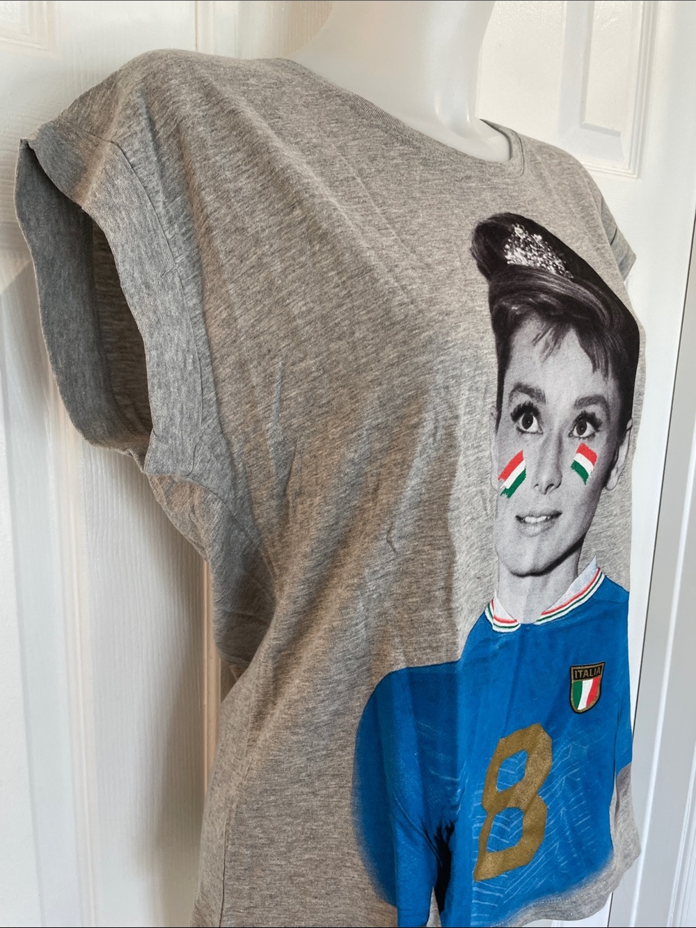 LARUE DOLCE SHIRT SHOWING AUDREY HEPERN IN BLUE AZZURRI JERSEY & FIGC CREST SZ L - Picture 2 of 10